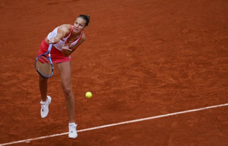 Karolína Plíšková z České republiky předává míč egyptské Mayar Sharif během tenisového utkání prvního kola ženské dvouhry třetího dne francouzského otevřeného tenisového mistrovství Roland Garros 2020 v Paříži, 29. září 2020. - AFP obr. Karolína Plíšková z České republiky předává míč egyptské Mayar Sharif během tenisového utkání prvního kola ženské dvouhry třetího dne francouzského otevřeného tenisového mistrovství Roland Garros 2020 v Paříži, 29. září 2020. - AFP obr.