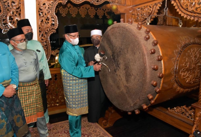 Sarawak Premier Tan Sri Abang Johari Tun Openg officiates the reopening of Masjid Al-Qadim in Sibu July 11, 2022. — Bernama pic