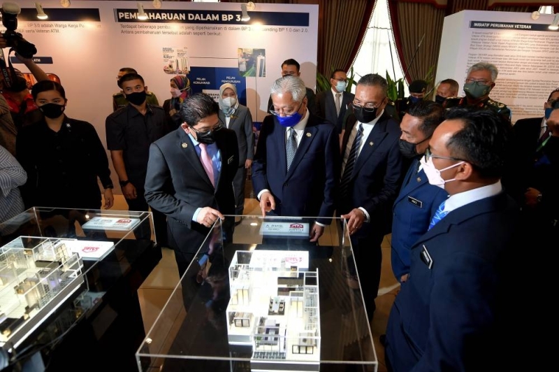 Prime Minister Datuk Seri Ismail Sabri Yaakob looks at house layout plans at the launch of the Defence Ministry’s Housing Blueprint 3.0 in Kuala Lumpur, July 13, 2022. — Bernama pic Prime Minister Datuk Seri Ismail Sabri Yaakob looks at house layout plans at the launch of the Defence Ministry’s Housing Blueprint 3.0 in Kuala Lumpur, July 13, 2022. — Bernama pic