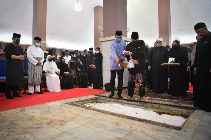 Former Melaka governor’s wife laid to rest at Melaka Heroes’ Mausoleum