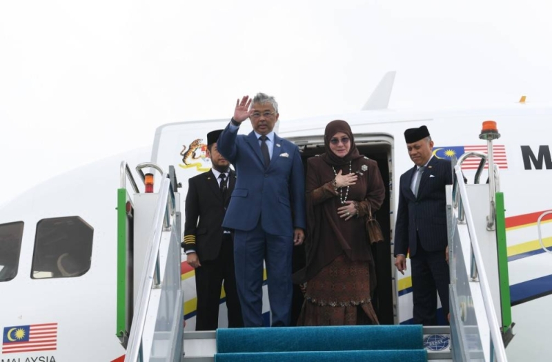 国王、王后离开土耳其前往马来西亚
