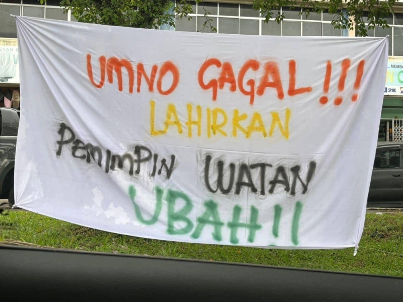 Cops on the hunt for individuals behind anti-Umno banners in Kota Tinggi Cops on the hunt for individuals behind anti-Umno banners in Kota Tinggi