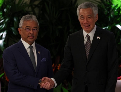 Agong grants audience to Singapore PM Hsien Loong during visit Yang di-Pertuan Agong Al-Sultan Abdullah Ri'ayatuddin Al-Mustafa Billah Shah (left) today granted an audience to Singapore Prime Minister Lee Hsien Loong. — Bernama pic