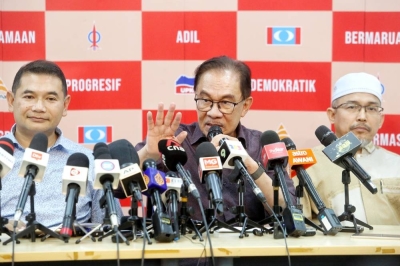 Nik Aziz's son among seven key community leaders announced as PKR's GE15 candidates Datuk Seri Anwar Ibrahim speaks during a press conference PKR's headquarters in Petaling Jaya October 26, 2022. — Picture by Choo Choy May