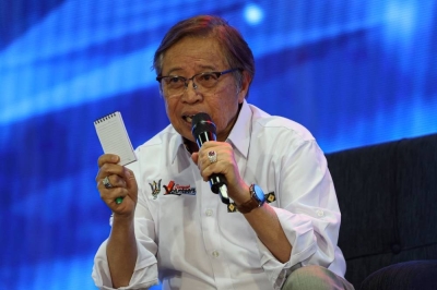 Peninsula doctors working in private centres in Sarawak can apply for five-year permit, says premier Premier Tan Sri Abang Johari Openg said the issuance of a long-term work permit was an initiative taken by the state government to attract more skilled manpower to support Sarawak’s economic growth. — Bernama pic