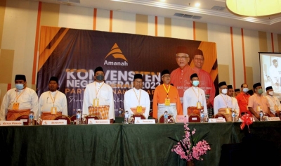 Perak Amanah says taking back spots given to Bersatu, Mujahid and Dr Hatta to defend federal seats Asmuni (fourth from left) said that he will defend the Manjoi state seat while deputy Datuk Seri Mohammad Nizar Jamaluddin will defend the Sungai Rapat seat. — Bernama pic