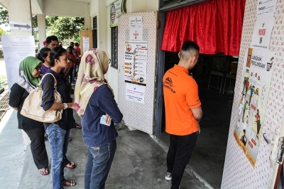 GE15: Selangor voters up by more than 50pc, topping other states, says EC official  File picture of Malaysian voters queuing up at a polling centre in SK Puchong Indah, Selangor May 9, 2018. — Picture by Miera Zulyana