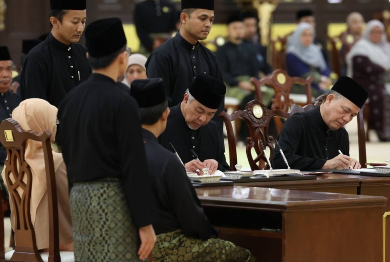Six BN reps in 28-member Cabinet for stability will not unduly influence govt policy or reform, say analysts Six BN reps in 28-member Cabinet for stability will not unduly influence govt policy or reform, say analysts