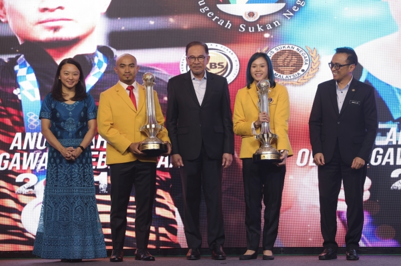 Cyclist Azizulhasni, diver Pandelela crowned Sportsman and Sportswoman of year 2021