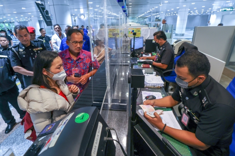 Immigration Dept activates quick response team to overcome congestion problems at KLIA, Johor Causeway Immigration Dept activates quick response team to overcome congestion problems at KLIA, Johor Causeway