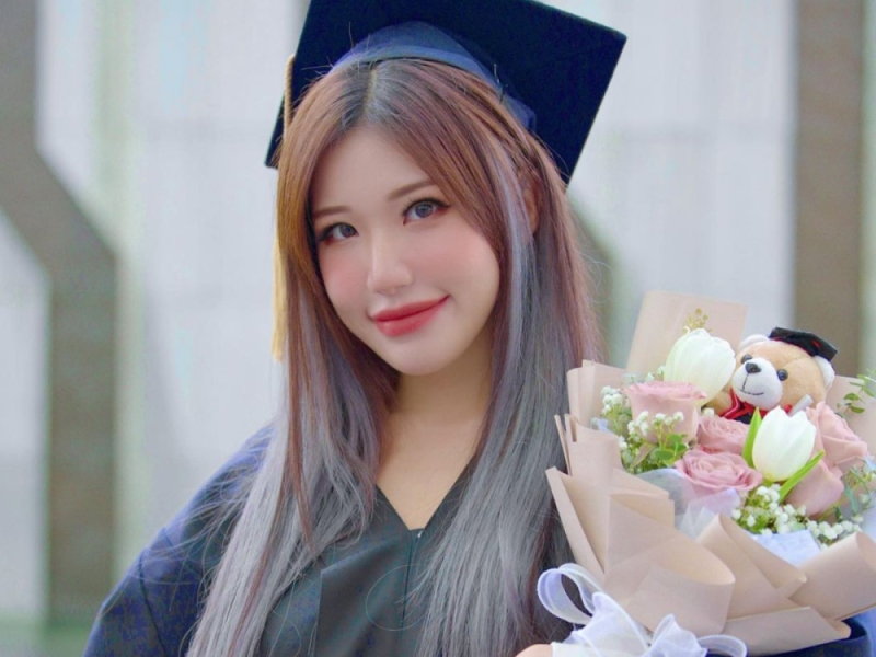 Siew Pui Yi Why are your images so well-liked? Social media influencer Ms Pui Yi announces US$1m scholarship for underprivileged students (VIDEO) | Malay Mail