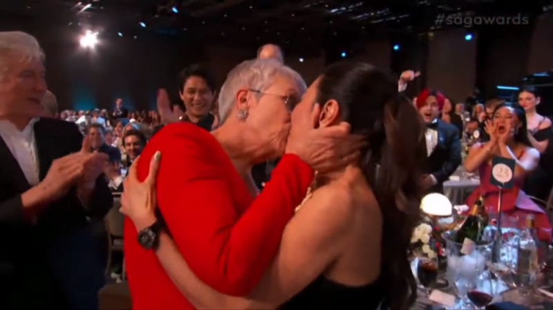 Jamie Lee Curtis and Michelle Yeoh kiss at the SAG Awards 