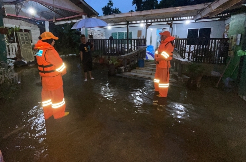 Flood situation in Kuching, Bau worsens, 127 evacuated Flood situation in Kuching, Bau worsens, 127 evacuated