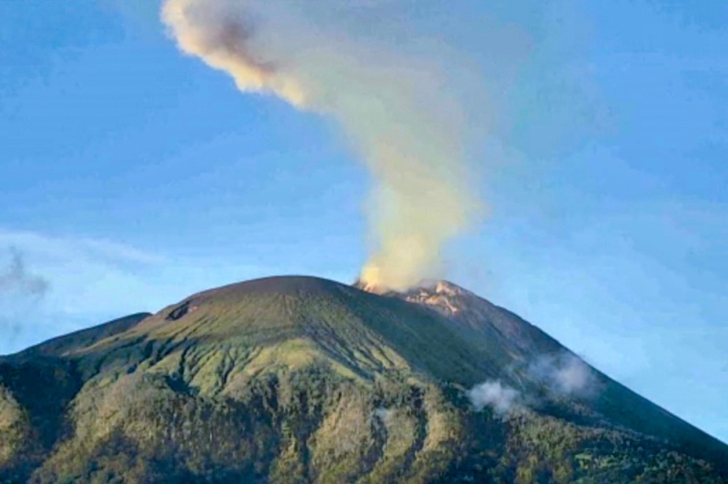 Indonesia volcano erupts, spews tower of smoke and ash Indonesia volcano erupts, spews tower of smoke and ash