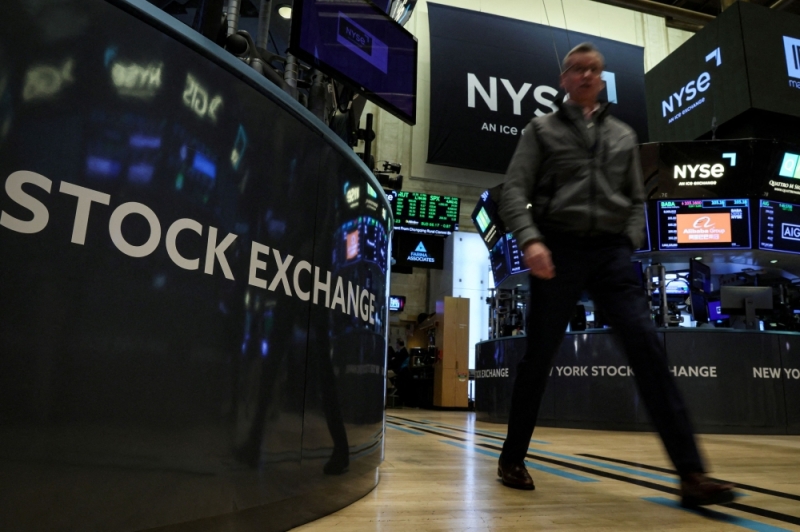 S&P 500 ends lower as recession fears take centre stage