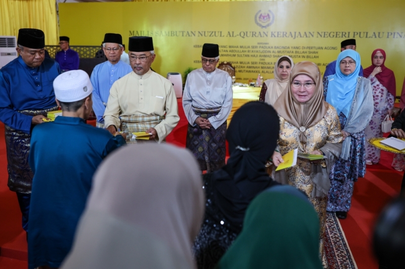 Agong, Raja Permaisuri attend Nuzul Al-Quran celebration at Penang State Mosque Agong, Raja Permaisuri attend Nuzul Al-Quran celebration at Penang State Mosque