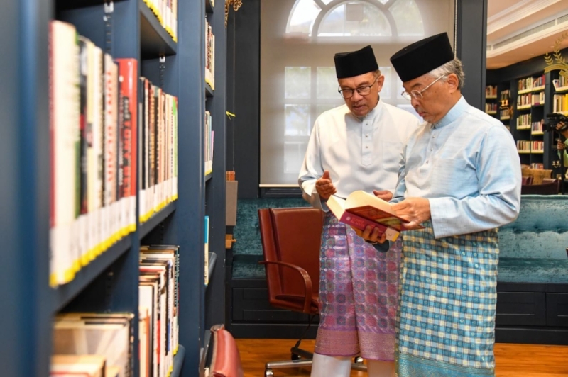 Agong grants audience, breaks fast with PM Agong grants audience, breaks fast with PM