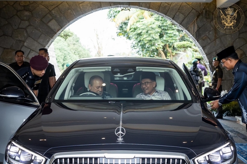 Johor Sultan turns chauffeur to drive PM Anwar to airport after briefing on Malaysia’s development Johor Sultan turns chauffeur to drive PM Anwar to airport after briefing on Malaysia’s development
