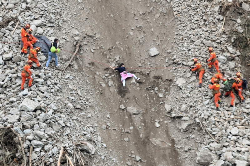 चीन में भूस्खलन, 19 लोगों की मौत, राहत बचाव जारी Landslide in China, 19 people died, relief rescue continues