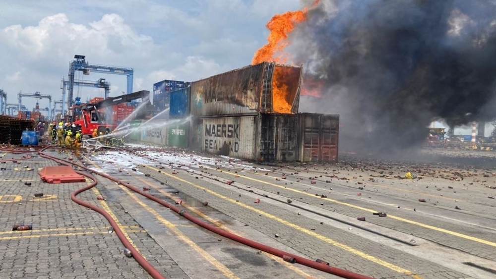 Fire and Rescue Dept: 13 containers catch fire in Port Klang | Malay Mail