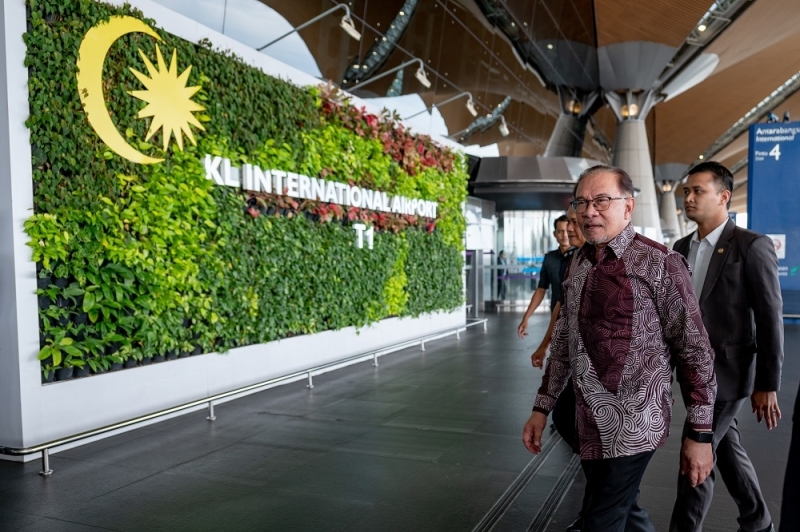 After tourism minister’s KLIA controversy, PM Anwar makes surprise visit to Terminal 1’s Customs and Immigration officers (VIDEO)