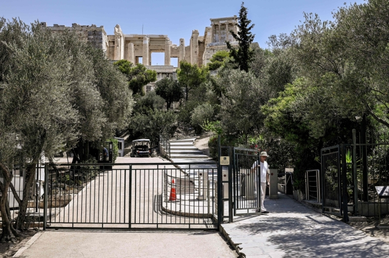 Acropolis closes at hottest hours amid Greece heatwave Acropolis closes at hottest hours amid Greece heatwave