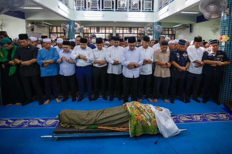 PM Anwar leads funeral prayers for Salahuddin PM Anwar leads funeral prayers for Salahuddin