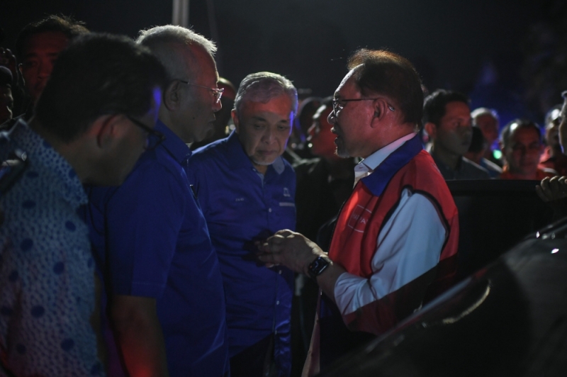 Anwar: True that Zahid facing court case, but ‘salute’ him for defending Umno from shutdown Anwar: True that Zahid facing court case, but ‘salute’ him for defending Umno from shutdown