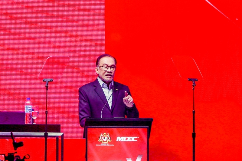 Amid calls to refine proposed citizenship amendments, PM Anwar says govt must honour Rulers' position, will explain to backbenchers