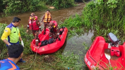 Fire and Rescue Dept: Missing teen found drowned in canal in Pahang The body of a 14-year-old boy who was reported missing while bathing in a canal at Indera Sempurna on Friday, was found this morning. — Picture courtesy of the Fire and Rescue Department