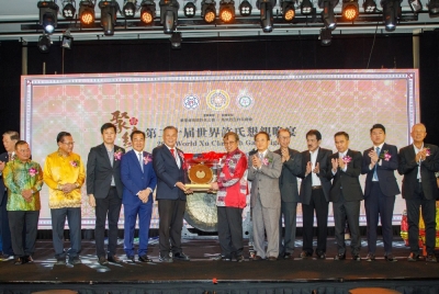 Premier hails Sarawak as a stable govt without racial, religious tension Miri Division Koh Yang Xu Clan Association chairman Khor Ooi Long presents a memento to Premier Tan Sri Abang Johari Openg during the 20th World Xu Clannish Gala Night dinner, December 16, 2023. — Picture by Sarawak Public Communications Unit via Borneo Post