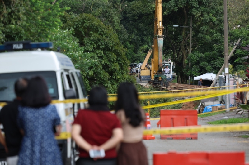 Landslide: Jalan Wawasan resident stunned to find huge crater in front of house Landslide: Jalan Wawasan resident stunned to find huge crater in front of house