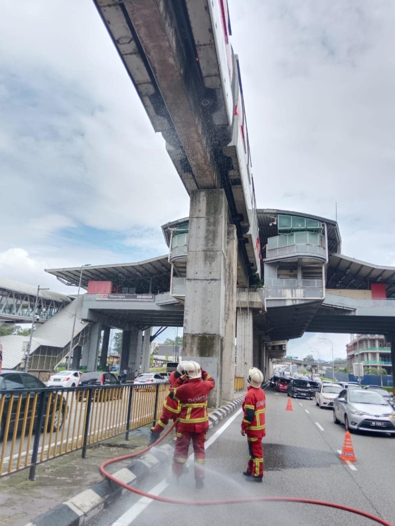 KL Monorail tyre catches fire and falls to the road again near Titiwangsa station KL Monorail tyre catches fire and falls to the road again near Titiwangsa station