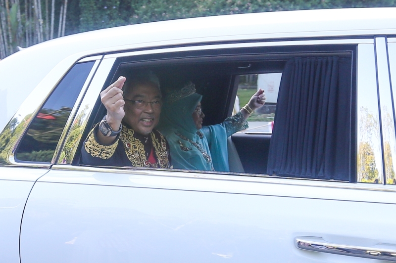 Solemn call of Azan accompanies Al-Sultan Abdullah, Tunku Azizah’s departure from Istana Negara Solemn call of Azan accompanies Al-Sultan Abdullah, Tunku Azizah’s departure from Istana Negara