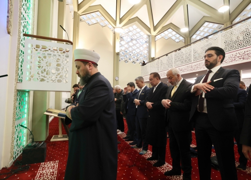 PM Anwar performs Friday prayers at Al-Nour Mosque in Hamburg PM Anwar performs Friday prayers at Al-Nour Mosque in Hamburg