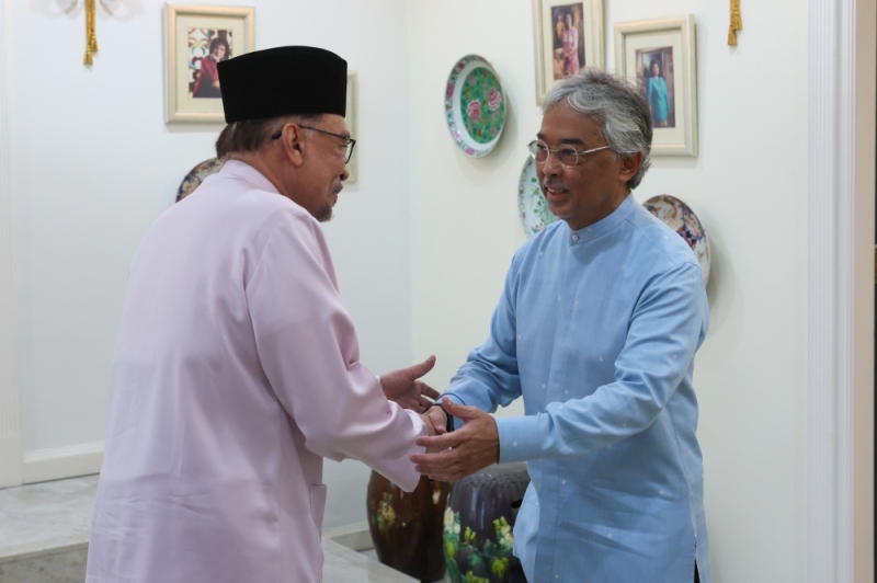 Pahang Sultan, PM Anwar cross paths at Kuantan Ramadan bazaar Pahang Sultan, PM Anwar cross paths at Kuantan Ramadan bazaar