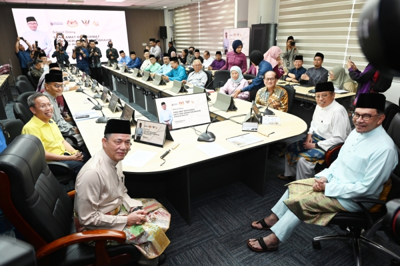 PM Anwar urges ministries to pay special attention to development of healthcare services, dilapidated schools in Sarawak PM Anwar urges ministries to pay special attention to development of healthcare services, dilapidated schools in Sarawak