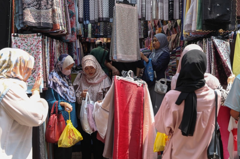 Aidilfitri: City dwellers flock to Jalan TAR for last-minute bargains Aidilfitri: City dwellers flock to Jalan TAR for last-minute bargains