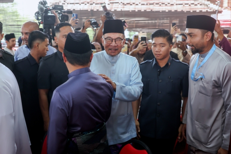 Zahid didn’t use official position to support Najib, says Anwar