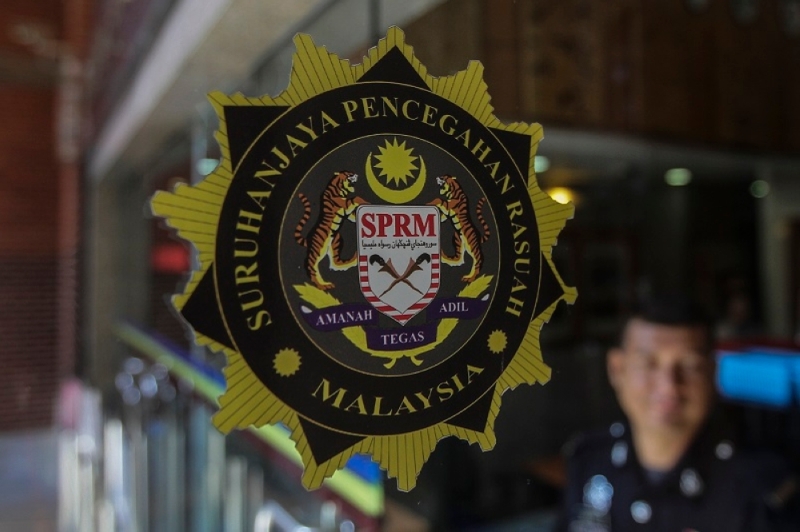 Johor MACC arrests water company CEO and business owner over alleged kickbacks in ongoing probe Johor MACC arrests water company CEO and business owner over alleged kickbacks in ongoing probe