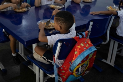 Rio de Janeiro tests new recipe against childhood obesity Students have lunch the municipal Burle Marx school’s kitchen in Rio de Janeiro, Brazil, on April 4, 2024. Nearly one-third of children in Brazil are obese, an epidemic city health officials and community leaders are seeking to address in innovative ways, enlisting school cafeterias and taking their message of healthful eating to the street. — AFP pic
