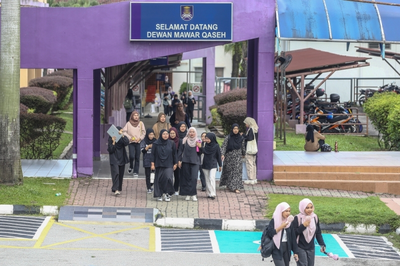 Why keep UiTM open only to Bumiputera? Protesting students say poor Malay students have nowhere else to turn to Why keep UiTM open only to Bumiputera? Protesting students say poor Malay students have nowhere else to turn to