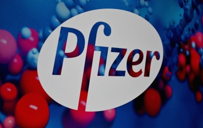 Pfizer drug extends life for people with rare form of lung cancer A Pfizer lung cancer drug has been shown to greatly reduce tumour progression and improve survival outcomes for people in the advanced stages of a rare form of the disease, according to trial results published Friday. — AFP pic