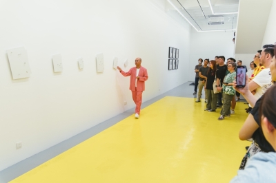 Blank Canvas: A collector’s mission to link to Penang and the international art world Leong Kwong Yee (left) explains the exhibits at Blank Canvas. — Picture courtesy of Leong Kwong Yee