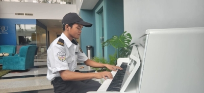 Viral piano-playing Shah Alam library security guard uses YouTube tutorials, public access piano to practise Aimansaid that he would normally play the piano when there's not too many people around and his coworkers and the staff there are okay with him playing the tunes. — Picture by Arif Zikri