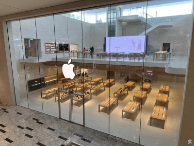 First look at Malaysia’s first Apple Store at The Exchange TRX, four days to its official launch The view from outside of the Apple Store display area. — Picture via Twitter/soyacincau