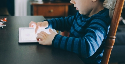 Expert: Pampering kids with electronic gadgets triggers addiction, talking to them can break it Giving digital devices to calm a child’s tantrums can throw a child into the vicious cycle of electronic device addiction. — Unsplash Picture