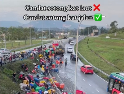 It’s raining squid: After seafood spills from lorry, generous owner allows crowd to salvage for free (VIDEO) The crowd enthusiastically collected spilled seafood from a truck, with the blessing of the contents' owner. — TikTok screenshot/@__aimaan