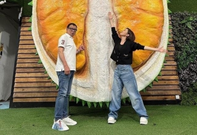 Are Hong Kong and Taiwan stars unofficial ambassadors of the Malaysian durian?    Charmaine Sheh (right) and Benz Hui — Picture via Instagram/ benz_hui