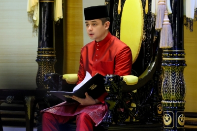 ‘No wedding in sight’: Pahang crown prince denies marriage rumours, says go watch football instead The Tengku Mahkota of Pahang, Tengku Hassanal Ibrahim Alam Shah Al-Sultan Abdullah Ri’ayatuddin Al-Mustafa Billah Shah, has announced that he will not be getting married anytime soon. — Bernama pic